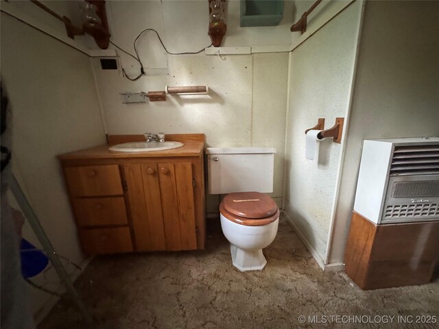 1524 W Maple St W, Durant, OK 74701 - bathroom featuring vanity, toilet, and heating unit
