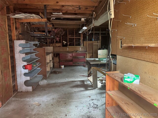 1524 W Maple St W, Durant, OK 74701 - below grade area featuring a workshop area