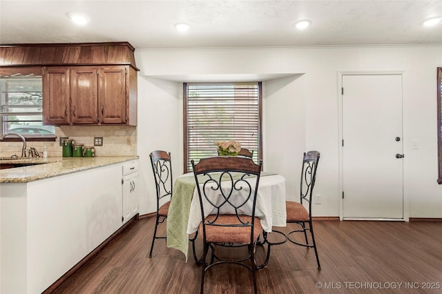 911 S Boyd Pl, Sapulpa, OK 74066 - dining room featuring dark wood-style floors, ornamental molding, recessed lighting, and baseboards
