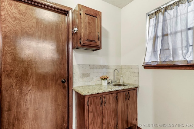 911 S Boyd Pl, Sapulpa, OK 74066 - bathroom with tasteful backsplash and vanity