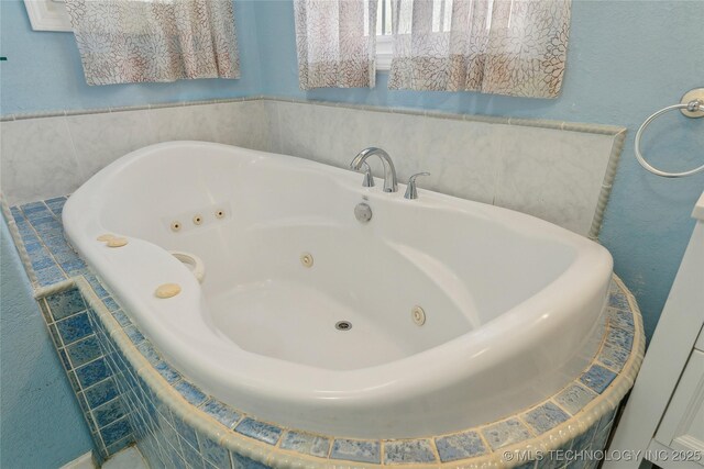 1401 E S Ave, Mcalester, OK 74501 - full bath featuring a tub with jets