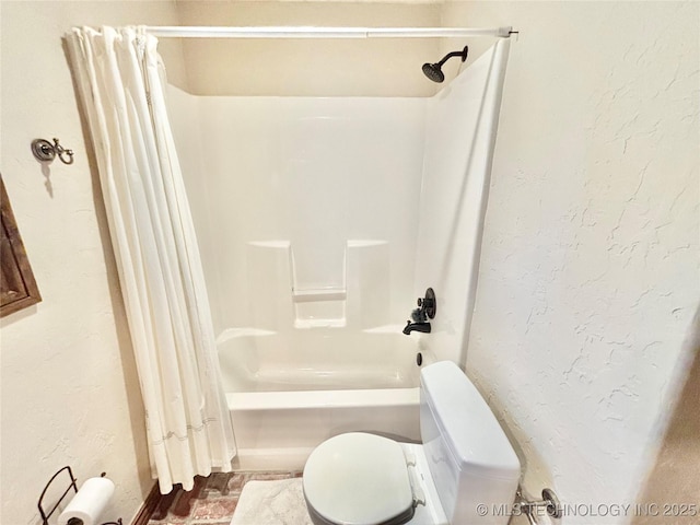2102 N Peaceful Ln, Stigler, OK 74462 - bathroom featuring shower / bath combo, toilet, and a textured wall