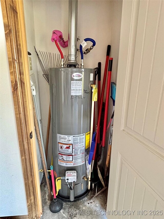 2102 N Peaceful Ln, Stigler, OK 74462 - utility room featuring gas water heater