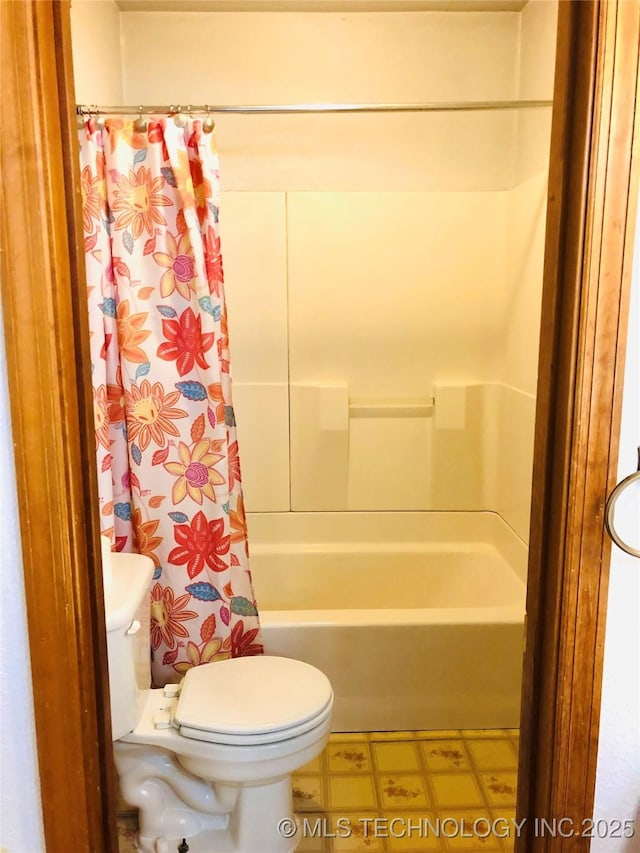 3814 E Dripping Springs Rd, Cushing, OK 74023 - bathroom featuring toilet, shower / bath combo, and tile patterned floors