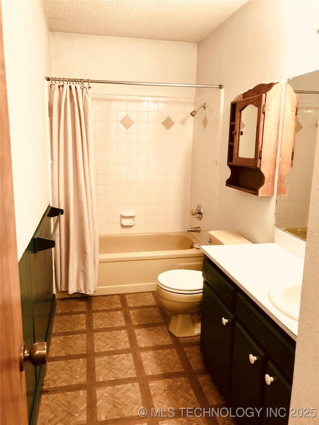 3814 E Dripping Springs Rd, Cushing, OK 74023 - bathroom featuring vanity, toilet, shower / tub combo with curtain, and a textured ceiling