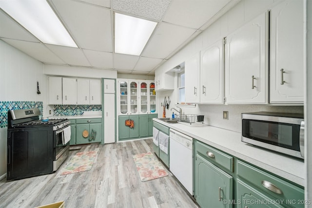 11029 N 3670th Rd, Okemah, OK 74884 - kitchen featuring stainless steel appliances, a drop ceiling, green cabinets, a sink, and light wood-style flooring