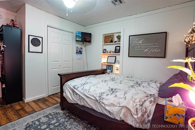 420 E Elm St, Skiatook, OK 74070 - bedroom featuring wood finished floors and a textured ceiling
