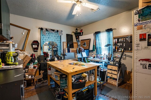 420 E Elm St, Skiatook, OK 74070 - home office featuring hardwood / wood-style floors, a workshop area, a ceiling fan, and a textured ceiling