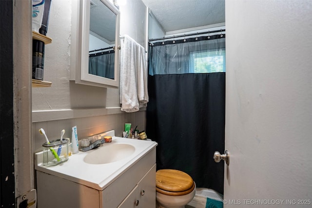 420 E Elm St, Skiatook, OK 74070 - full bathroom featuring toilet, vanity, a shower with curtain, and a textured ceiling