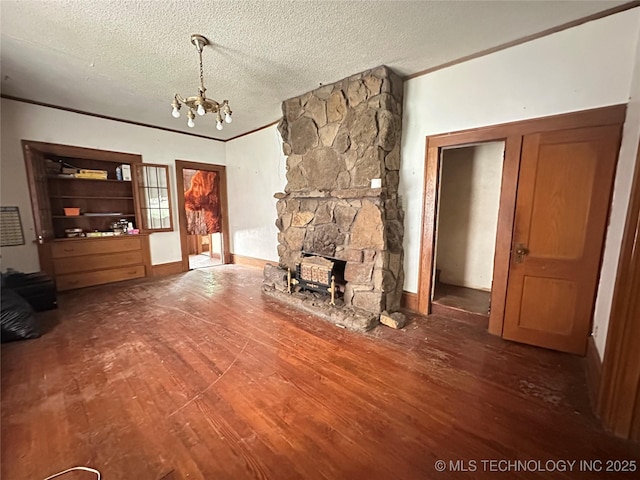 502 S Okmulgee Ave, Okmulgee, OK 74447 - unfurnished living room featuring crown molding, wood finished floors, a chandelier, and a textured ceiling