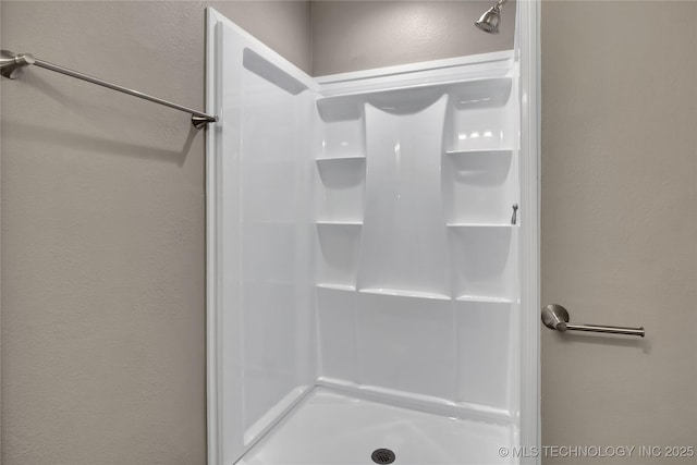 245 E 148th St S, Glenpool, OK 74033 - full bathroom featuring a shower and a textured wall