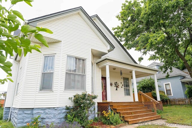 210 S Water St, Sapulpa, OK 74066 - view of front facade with a porch