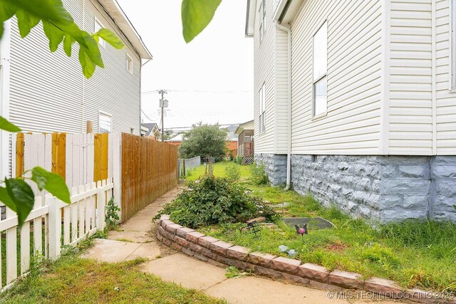210 S Water St, Sapulpa, OK 74066 - view of yard