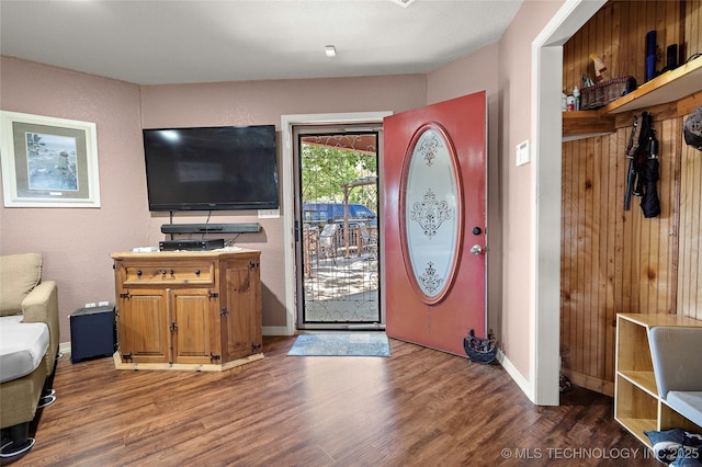 6472 Kings Rd, Ardmore, OK 73401 - foyer featuring wood finished floors and baseboards