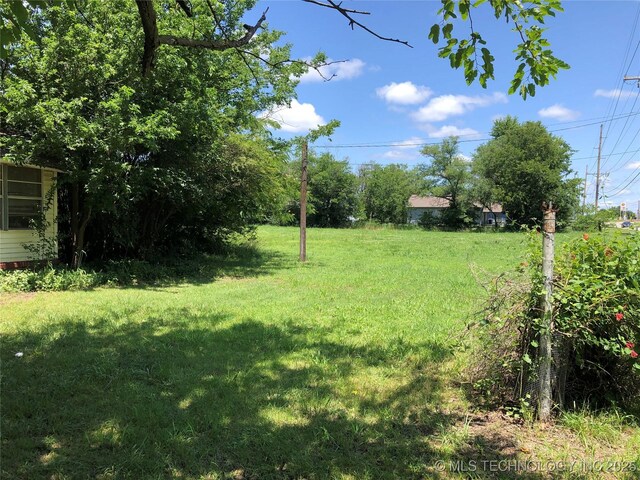 1145 S Little Ave, Cushing, OK 74023 - view of green lawn