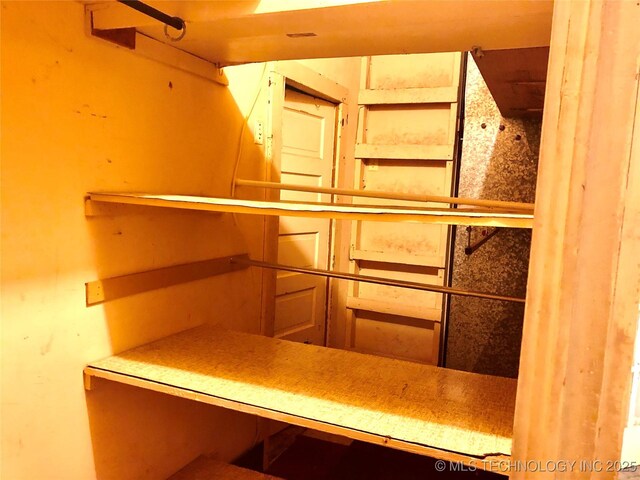 1145 S Little Ave, Cushing, OK 74023 - view of walk in closet