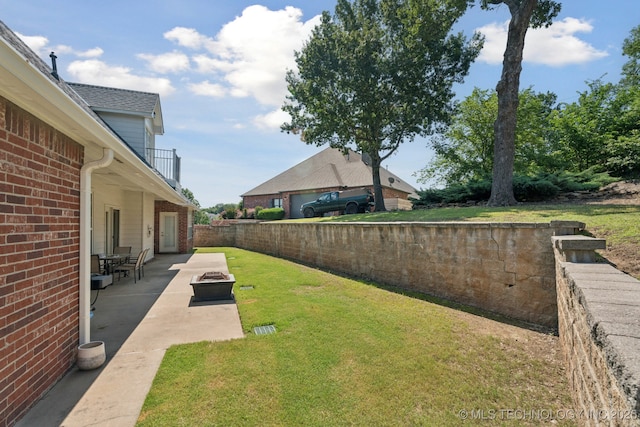 316 E 44th St, Sand Springs, OK 74063 - fenced backyard with a patio and a balcony