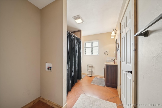 1200 S Oak Grove Rd, Cushing, OK 74023 - full bath featuring vanity, curtained shower, and baseboards