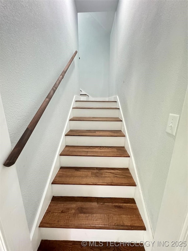 1228 D St NW, Ardmore, OK 73401 - staircase featuring a textured wall