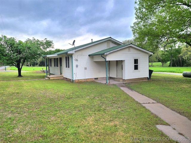 1950 Cedar Bluff Rd, Fort Gibson, OK 74434 - view of front of house featuring a front yard and crawl space