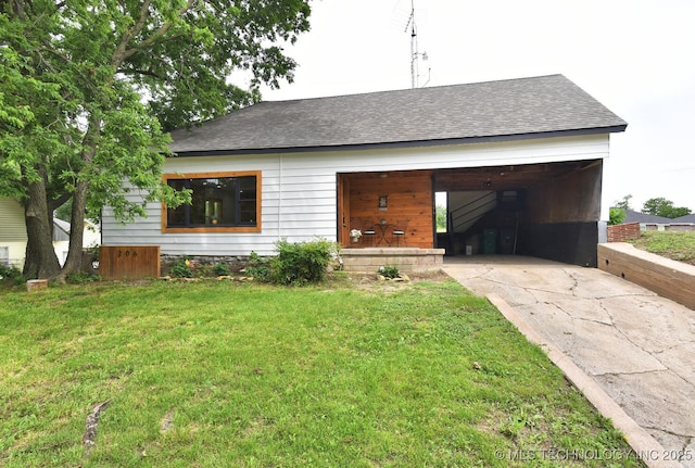 206 S Mounds St, Sapulpa, OK 74066 - view of front of house featuring a shingled roof, driveway, and a front lawn