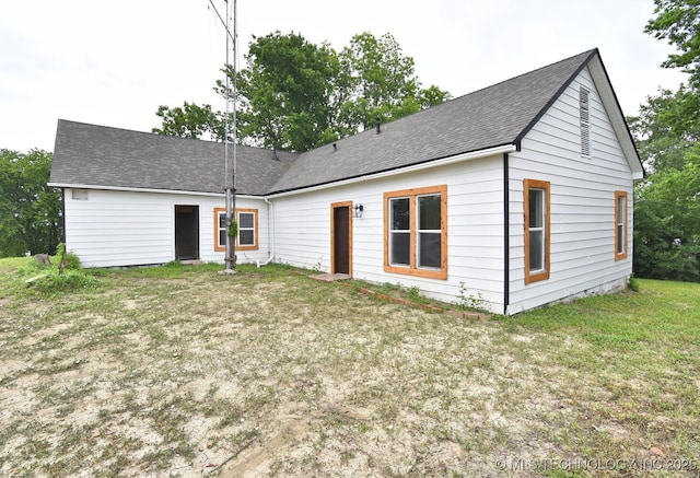 206 S Mounds St, Sapulpa, OK 74066 - rear view of property featuring a shingled roof and a lawn