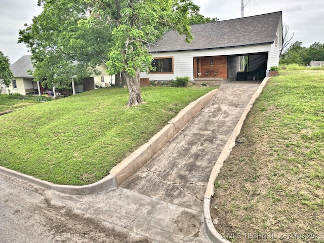 206 S Mounds St, Sapulpa, OK 74066 - view of front facade featuring concrete driveway, roof with shingles, and a front yard