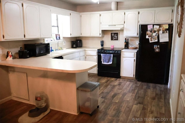 101 Honeysuckle Ln, Pryor, OK 74361 - kitchen featuring black appliances, under cabinet range hood, a sink, a peninsula, and dark wood-style flooring