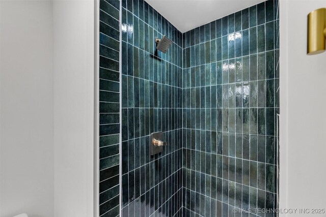 7362 S 68th E Ave, Tulsa, OK 74133 - bathroom featuring tiled shower