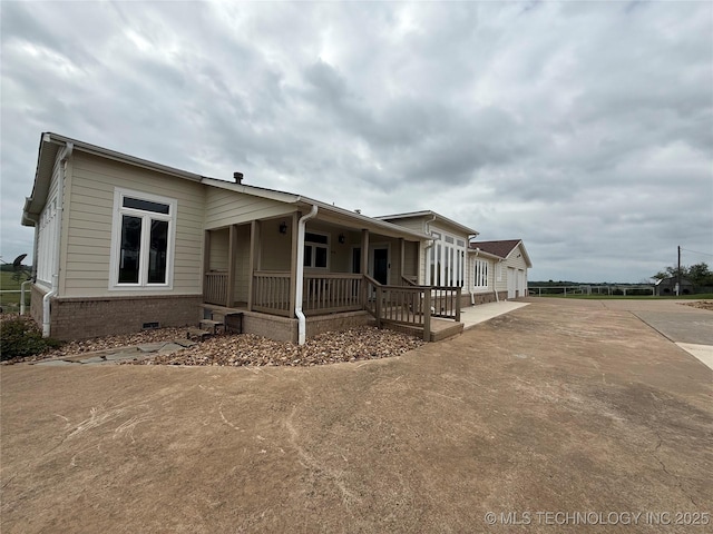 4418 N Little, Cushing, OK 74023 - view of front facade with a porch, crawl space, a garage, and driveway