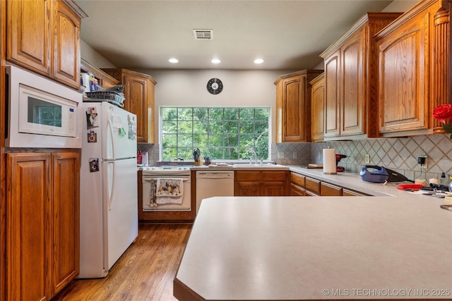 420 Fox Wood Dr, Sapulpa, OK 74066 - kitchen featuring white appliances, backsplash, light wood-style flooring, recessed lighting, and light countertops