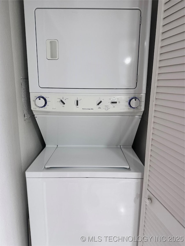 410 W 7th St Unit 727, Tulsa, OK 74119 - laundry room with stacked washer and clothes dryer