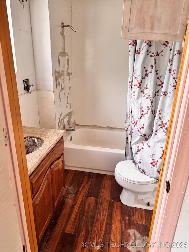 622 H NW, Ardmore, OK 73401 - full bath featuring wood finished floors, toilet, vanity, and shower / bath combination with curtain