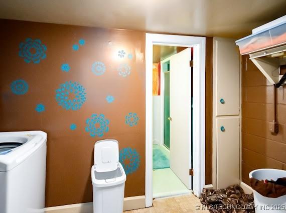 801 S Rennie St, Ada, OK 74820 - laundry area featuring baseboards