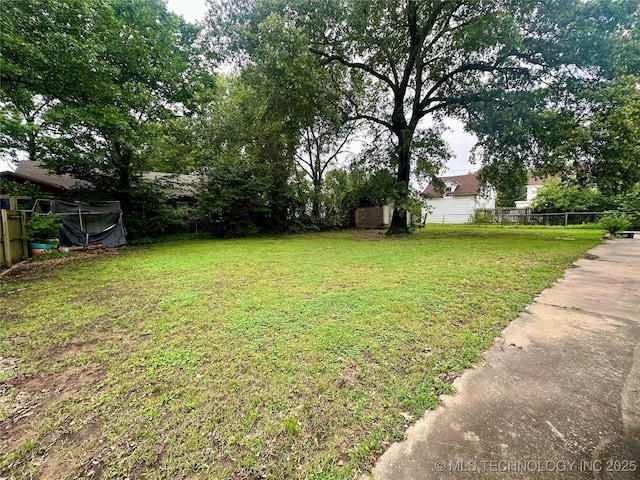 1327 E 10th St, Okmulgee, OK 74447 - view of yard