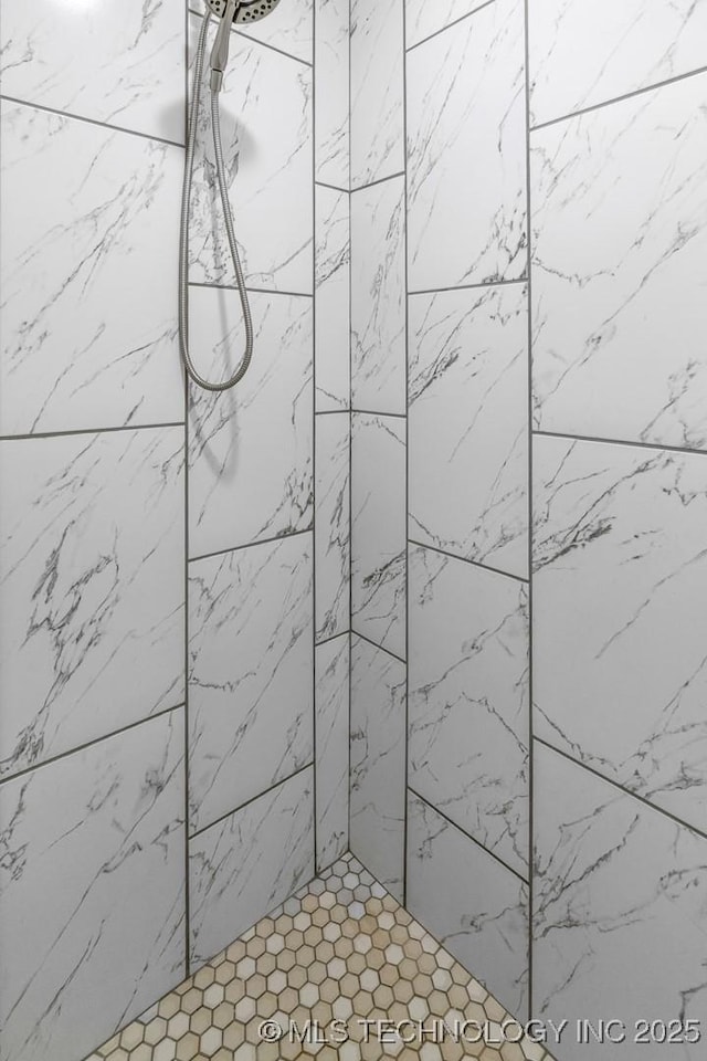 3923 Bryan Rd, Durant, OK 74701 - bathroom featuring tiled shower