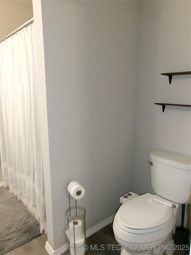 7882 E 132nd Pl S, Bixby, OK 74008 - full bath with baseboards, toilet, wood finished floors, and a shower with curtain