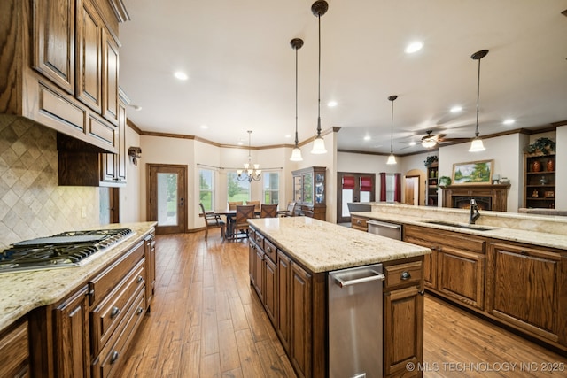 21 E 171st St S, Glenpool, OK 74033 - kitchen featuring appliances with stainless steel finishes, a sink, backsplash, hardwood / wood-style floors, and a ceiling fan