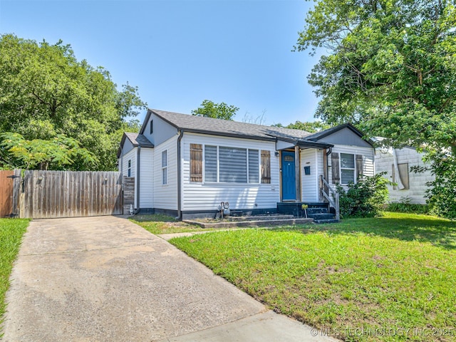 3215 W 41st St, Tulsa, OK 74107 - view of front of house featuring driveway and a gate