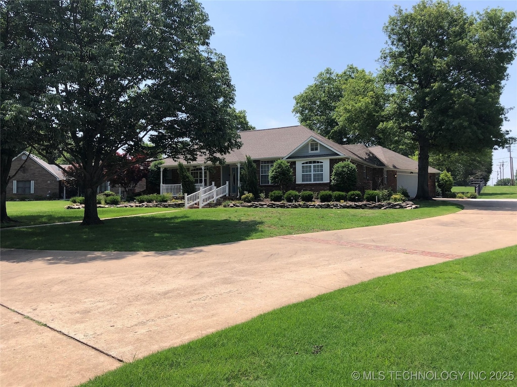 17704 E 92nd St, Owasso, OK 74055 - single story home featuring a front yard and concrete driveway