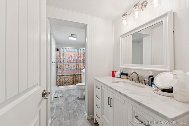 242 Weatherman St, Kellyville, OK 74039 - bathroom with vanity, toilet, wood finished floors, crown molding, and a shower with curtain