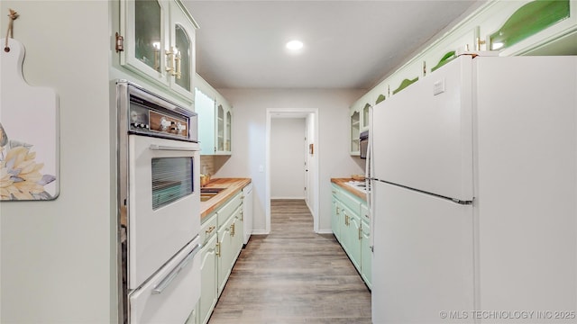 1120 N Juniper Pl, Broken Arrow, OK 74012 - kitchen featuring white appliances, a warming drawer, light wood-style floors, light countertops, and recessed lighting