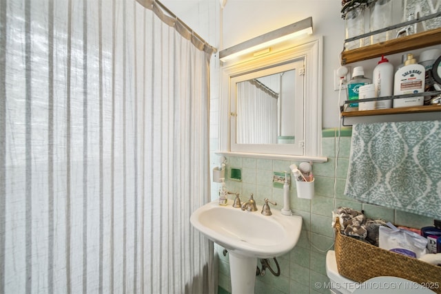 2124 E 19th St, Tulsa, OK 74104 - bathroom featuring toilet and a sink