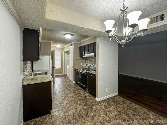 2213 E 67th St Unit 1405, Tulsa, OK 74136 - kitchen featuring a textured ceiling, black range with electric cooktop, ornamental molding, a chandelier, and under cabinet range hood