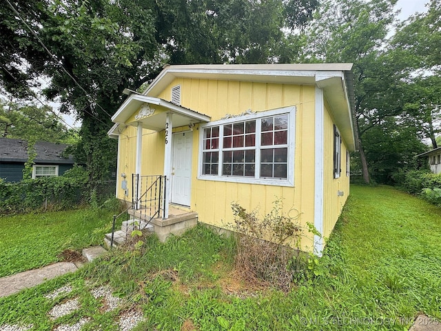 226 W Seneca St, Tahlequah, OK 74464 - view of front of house featuring a front lawn