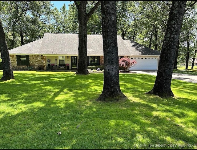 3109 Buffalo Ln, Grove, OK 74344 - single story home featuring a front lawn, driveway, and an attached garage
