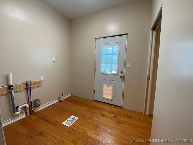 1501 E Okmulgee St, Muskogee, OK 74403 - entryway featuring light wood finished floors and baseboards