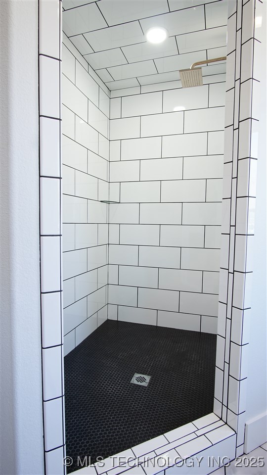 1223 Buckingham, Ardmore, OK 73401 - bathroom with a tile shower