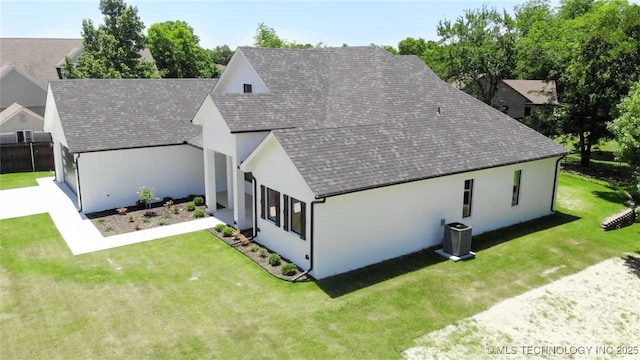 1223 Buckingham, Ardmore, OK 73401 - view of front of house featuring roof with shingles, stucco siding, and a front yard