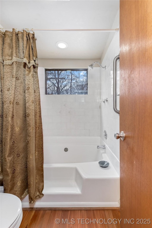 31401 S 620th Rd, Grove, OK 74344 - full bathroom featuring shower / tub combo, toilet, and wood finished floors